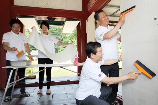 정도현 LG전자 사장(오른쪽 아래)과 배상호 노조위원장(오른쪽 위)이 직원들과 함께 창덕궁 영화당 창호지 교체작업을 하고 있다. <LG전자 제공>